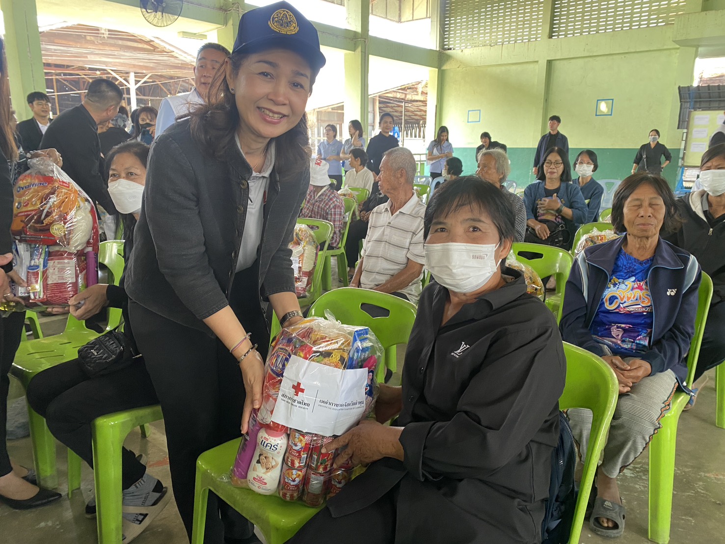 title - นางปรารถนา ชัยญานะ ปฏิรูปที่ดินจังหวัดลำพูน พร้อมด้วยเจ้าหน้าที่ส.ป.ก.ลำพูน ร่วมจัดกิจกรรม “หน่วยบำบัดทุกข์ บำรุงสุข จังหวัดลำพูนเคลื่อนที่